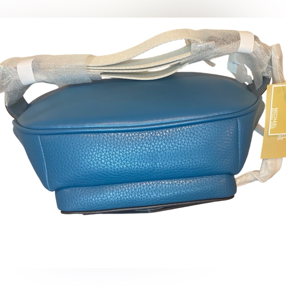 Authentic Michael Kors Korsmaisie a large Pebble 2 in 1 Sling Pack.. - Picture 5 of 9